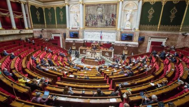 Francuska nevakcinisanim zabranila pristup restoranima i javnom prijevozu