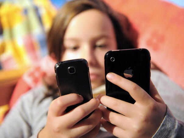 Francuska planira zabranu mobilnih telefona u srednjim školama