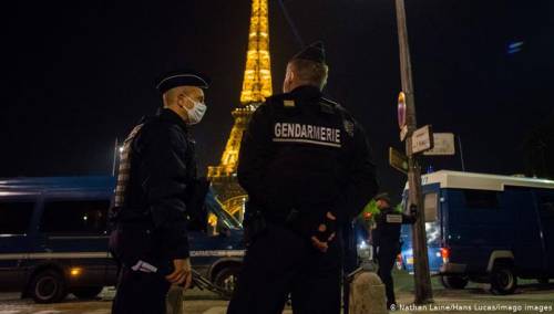 Francuska produžuje policijski sat dok se širi mutirani soj korona virusa