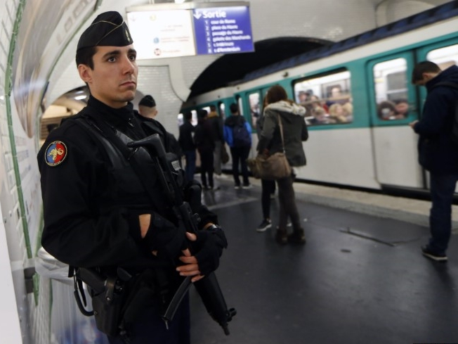 Francuska testira elektrošokere za policajce u javnom prijevozu