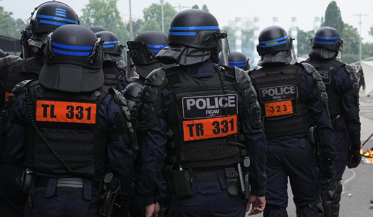 Francuska uvodi policijski čas, na ulice izlazi 40.000 policajaca