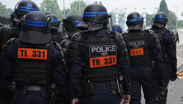 Francuska uvodi policijski čas, na ulice izlazi 40.000 policajaca