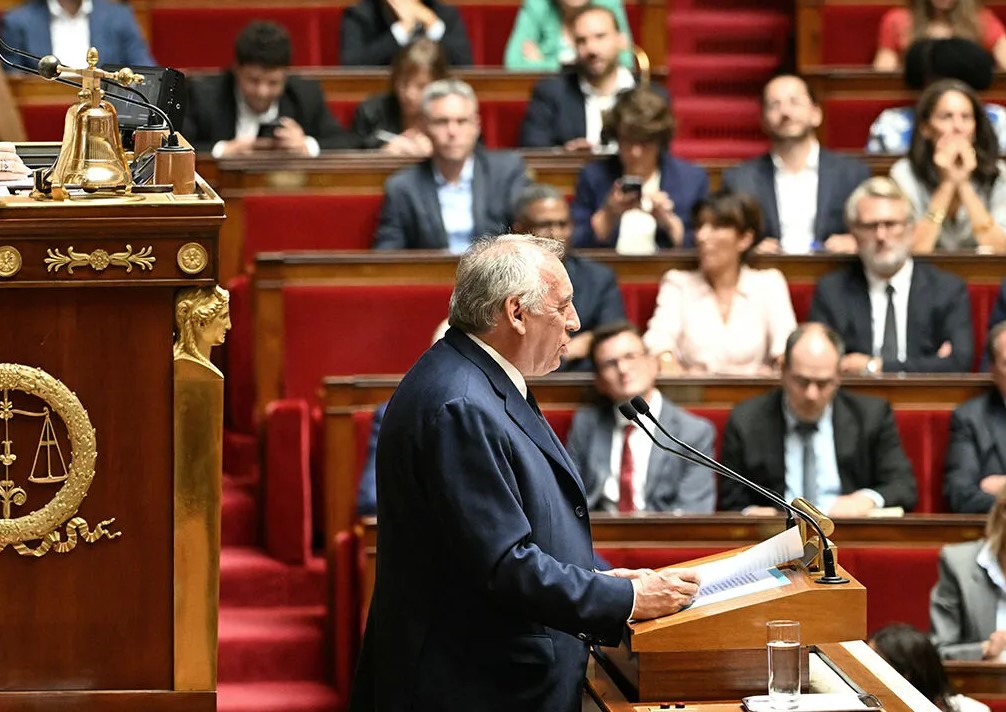 Francuska vlada izbjegla pad, ali budžetska kriza se nastavlja