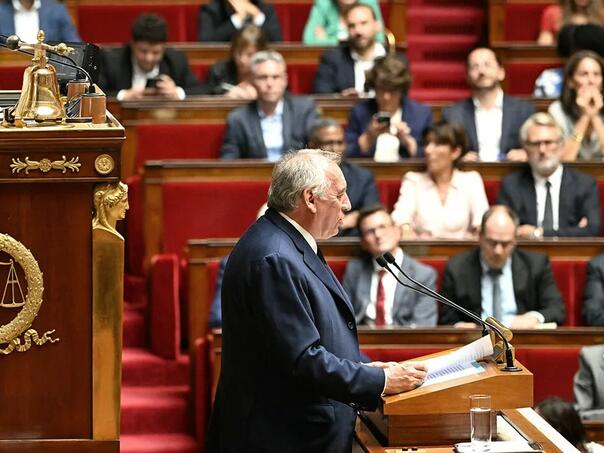 Francuska vlada izbjegla pad, ali budžetska kriza se nastavlja