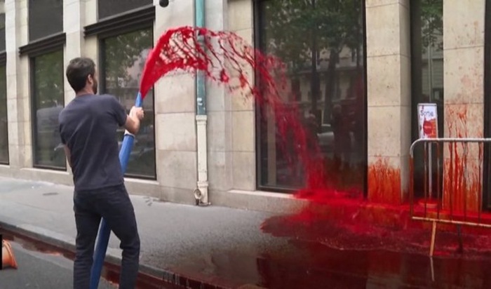 Francuski demonstranti poprskali crvenom bojom zgradu ministarstva zdravstva