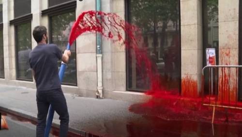 Francuski demonstranti poprskali crvenom bojom zgradu ministarstva zdravstva
