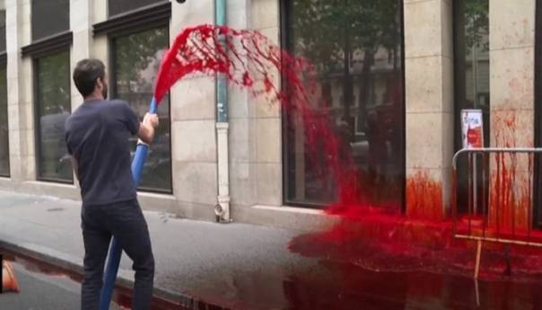 Francuski demonstranti poprskali crvenom bojom zgradu ministarstva zdravstva
