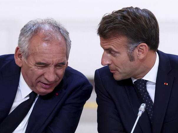 Francuski premijer Bayrou službeno podnio ostavku Macronu