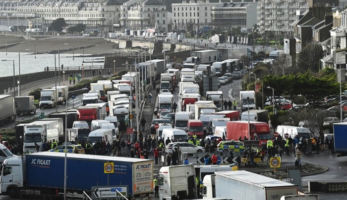 Francuski vatrogasci pomažu u testiranju vozača kamiona u luci Dover