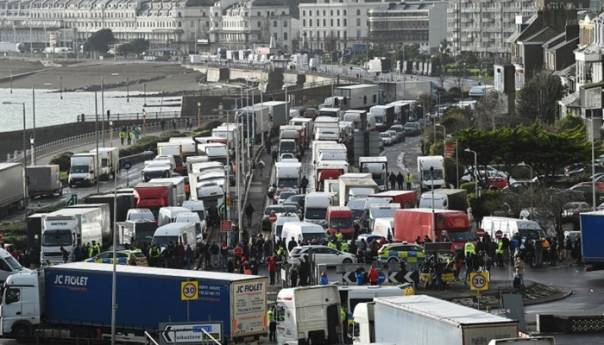 Francuski vatrogasci pomažu u testiranju vozača kamiona u luci Dover
