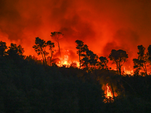 Francuski vatrogasci se neuspješno bore s najvećim požarom u osam desetljeća
