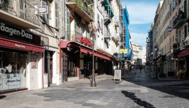 Francuskim supermarketima zabranjena prodaja cvijeća i knjiga
