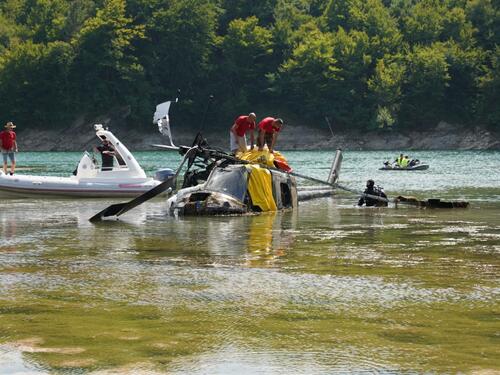 FUCZ izvukla helikopter OSBiH iz Jablaničkog jezera