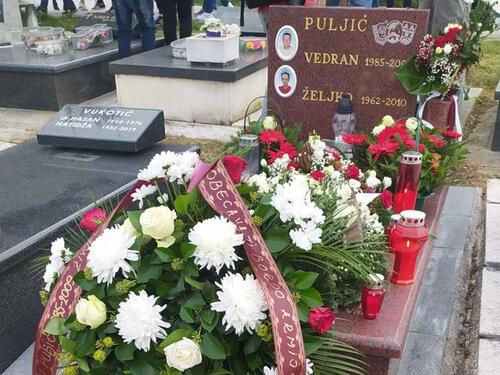 Fudbaleri, delegacija i navijači FK Sarajeva odali počast Vedranu Puljiću