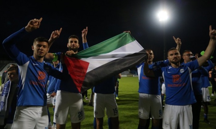 Fudbaleri Novog Pazara proslavili opstanak u prvoj ligi noseći palestinsku zastavu