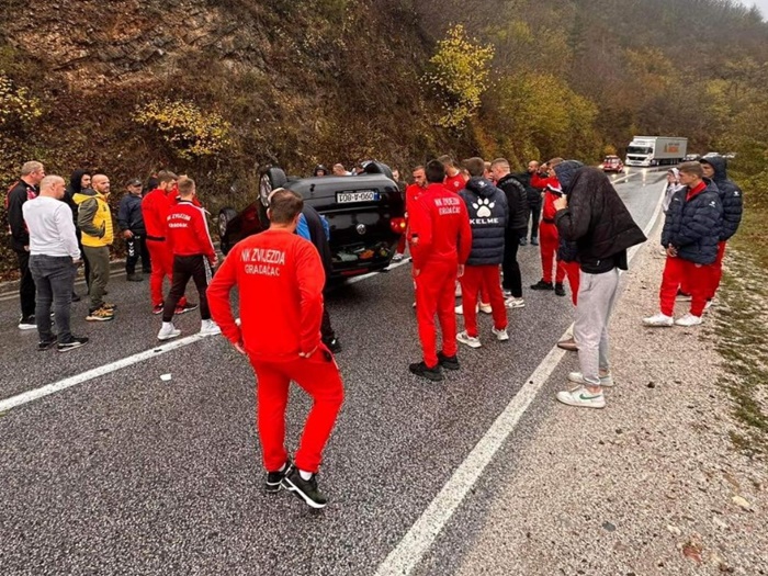 Fudbaleri Zvijezde izbavili iz auta zaglavljenu djevojku