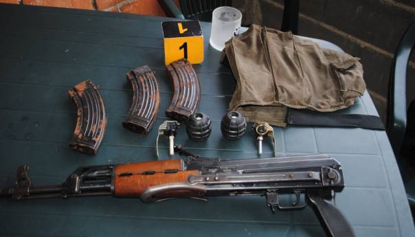 Zavidovići: Dvoje uhapšeno, pronađeni oružje i droga