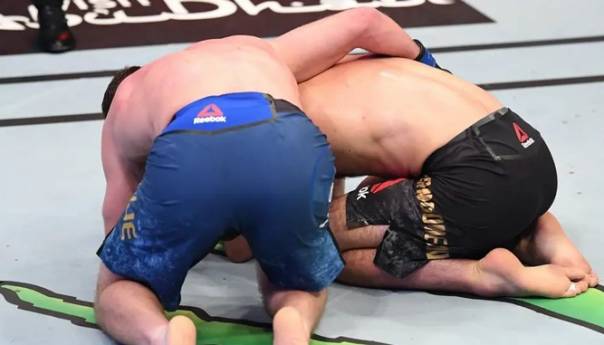 Gaethje otkrio šta je rekao Khabibu dok je plakao poslije zadnje borbe u karijeri