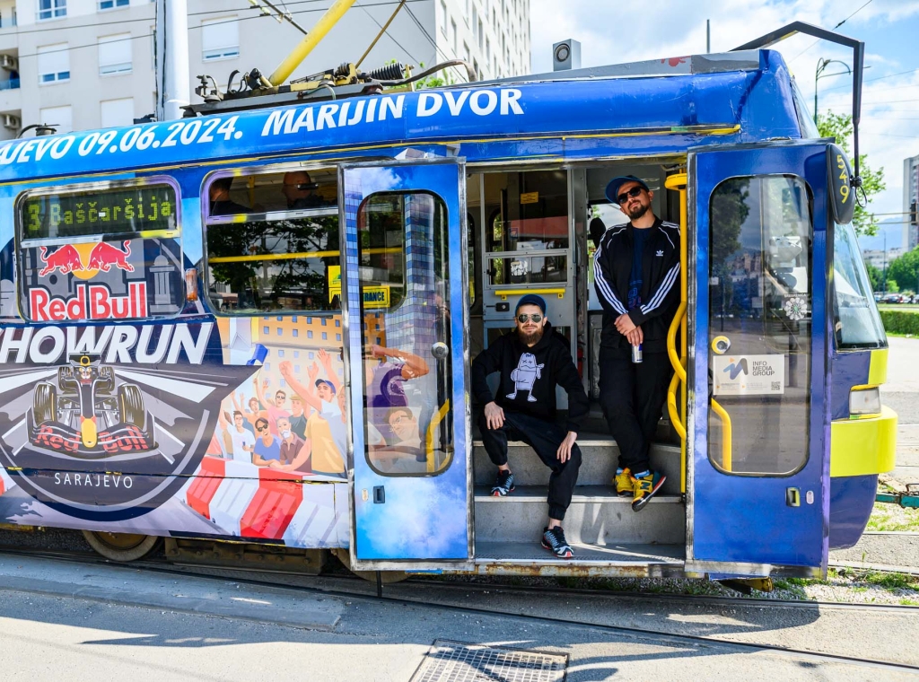 Gaga i Stihi iz Helem Nejse okušali se kao vozači Red Bull Showrun tramvaja