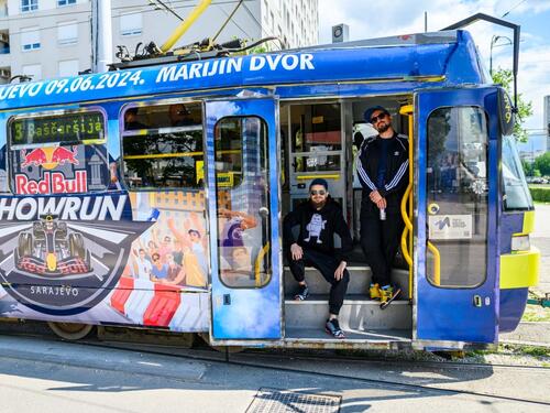 Gaga i Stihi iz Helem Nejse okušali se kao vozači Red Bull Showrun tramvaja