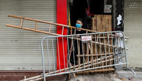 Gajbe za pivo i polomljene stolice kao covid barikade u glavnom gradu Vijetnama