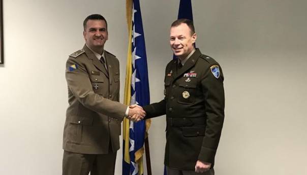 General Folkestad posjetio vojni dio Misije BiH pri NATO-u