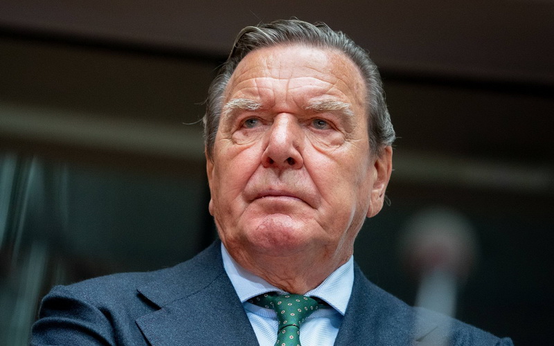 Gerhardu Schröderu dopušteno da ostane član SPD-a