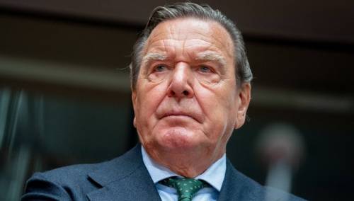 Gerhardu Schröderu dopušteno da ostane član SPD-a