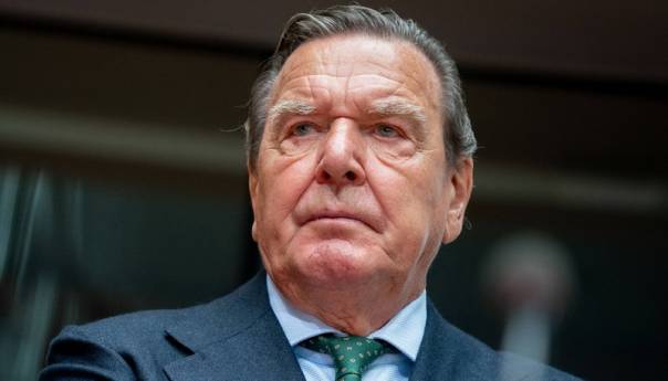 Gerhardu Schröderu dopušteno da ostane član SPD-a