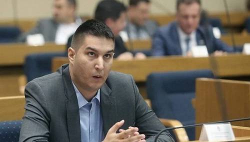 Glavaš zatražio da se vrati ploča zločinca Karadžića na Palama