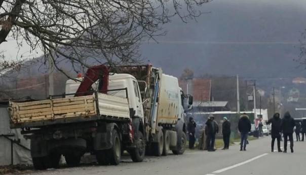 Glavne ceste na sjeveru Kosova i dalje blokirane