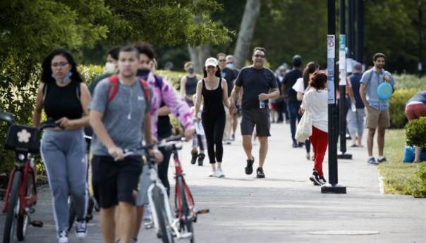 Globalno raste broj slučajeva zaraze kako zemlje ukidaju restriktivne mjere