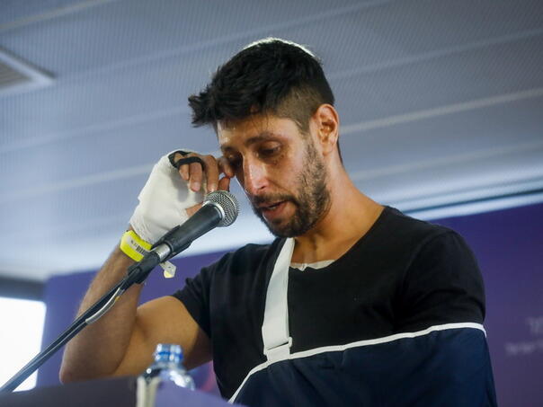 Glumac Netflixove serije govorio o svom ranjavanju u Gazi, plakao na konferenciji