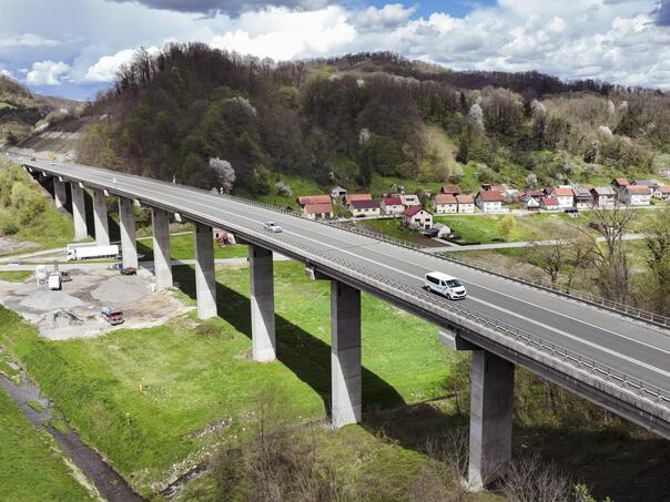 Zagreb: Go skakao po cesti i zaustavljao auta, sve zbog duga od 1000 eura