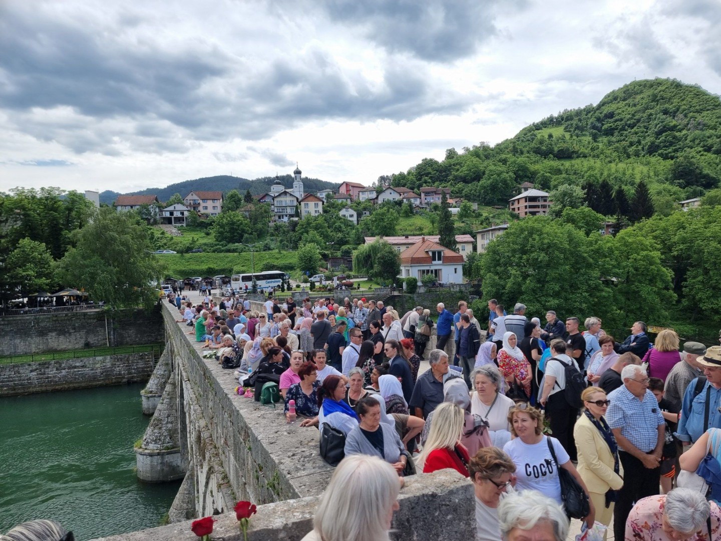 Godišnjica stradanja Bošnjaka u Višegradu, 3000 ruža spušteno u Drinu