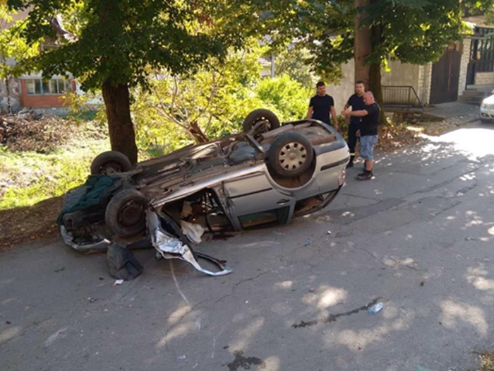 Golfom sletio s puta, povrijeđene tri osobe