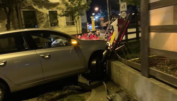 Golfom umalo udario u policijsku stanicu u Bijeljini