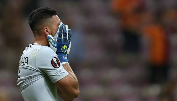 Golman Lazija u Istanbulu postigao komičan autogol