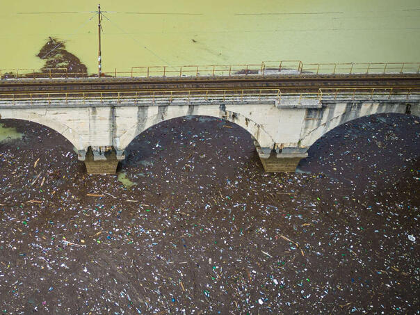 Gomila smeća pluta Neretvom nakon katastrofe u Jablanici