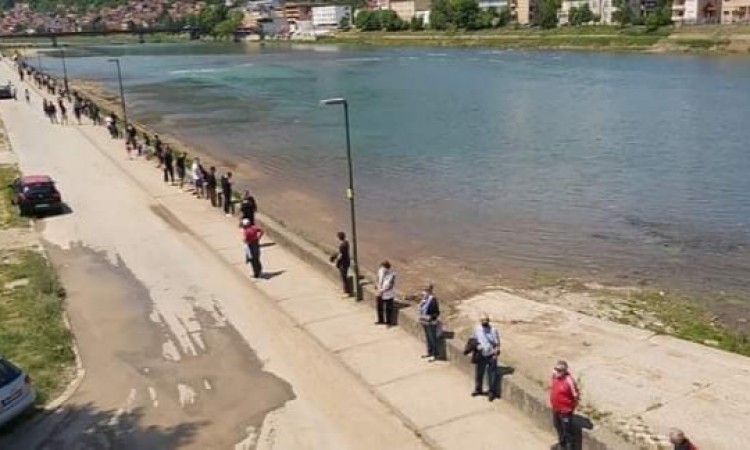 Goraždani praveći "živi zid" na obali Drine rekli "ne" nastavku gradnje obaloutvrde