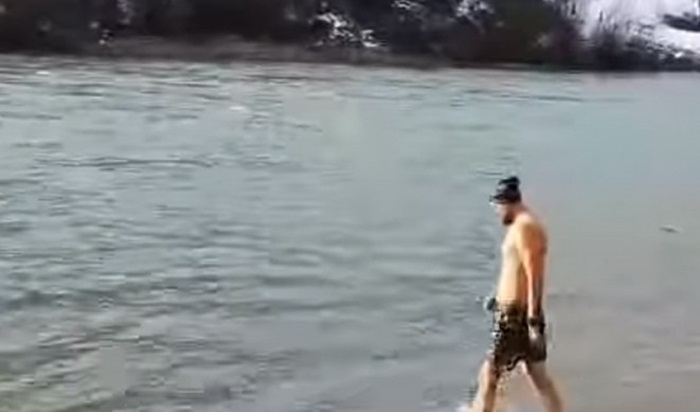 Goraždanin usred januara zaplivao u Drini