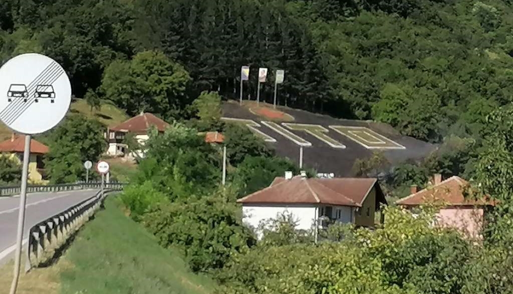 Goražde: Požar na spomeniku "Tito" u naselju Mravinjac