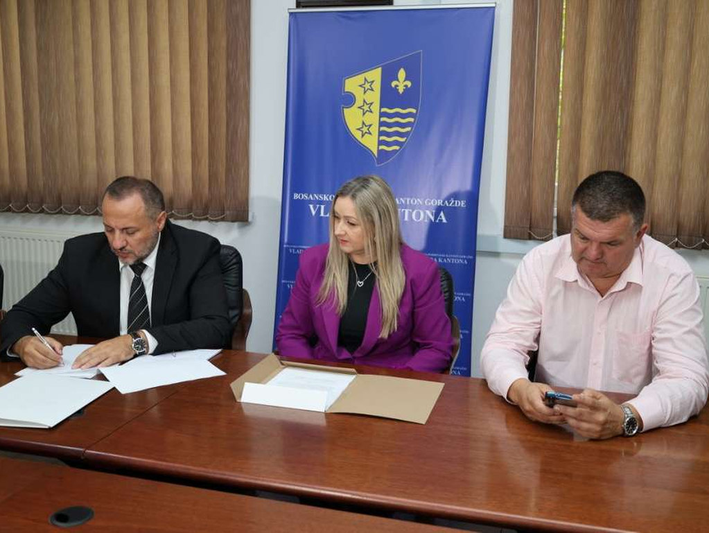 Goražde: Učenici sa poteškoćama dobili novo vozilo