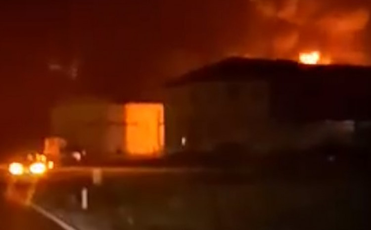 Gori fabrika u Srebreniku, obustavljen saobraćaj na putu Tuzla - Orašje