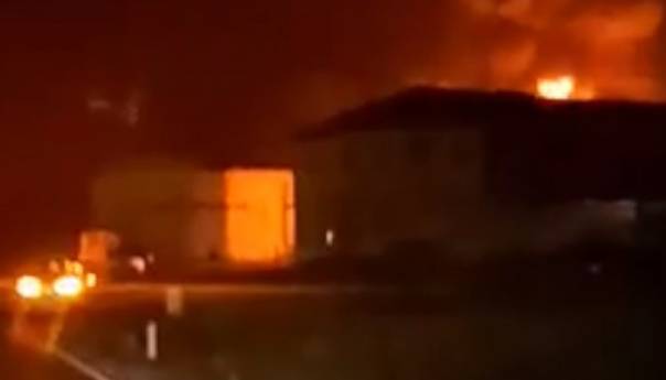 Gori fabrika u Srebreniku, obustavljen saobraćaj na putu Tuzla - Orašje