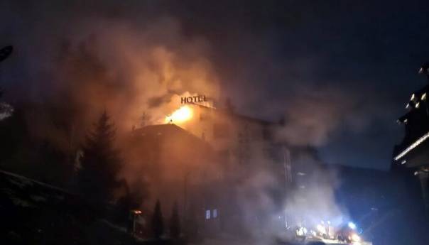 Gori hotel na Vlašiću, vatrogasci na terenu