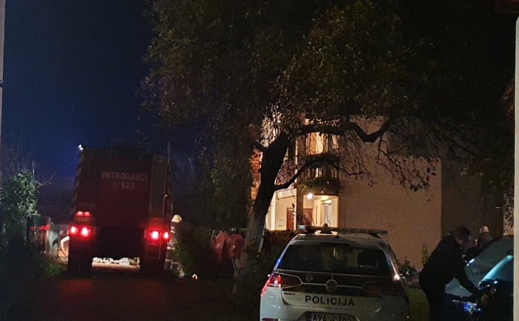 Gori krov porodične kuće u Hadžićima
