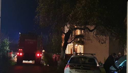 Gori krov porodične kuće u Hadžićima