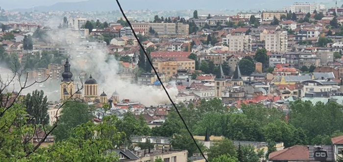 Gori krov zgrade u centru Sarajeva