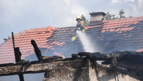 Gori kuća u Sarajevu, povrijeđen vatrogasac
